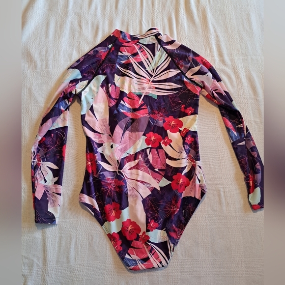 Shein women's size M rashguard swim suit, front is lined, 1/2 zipper EUC - Picture 4 of 6